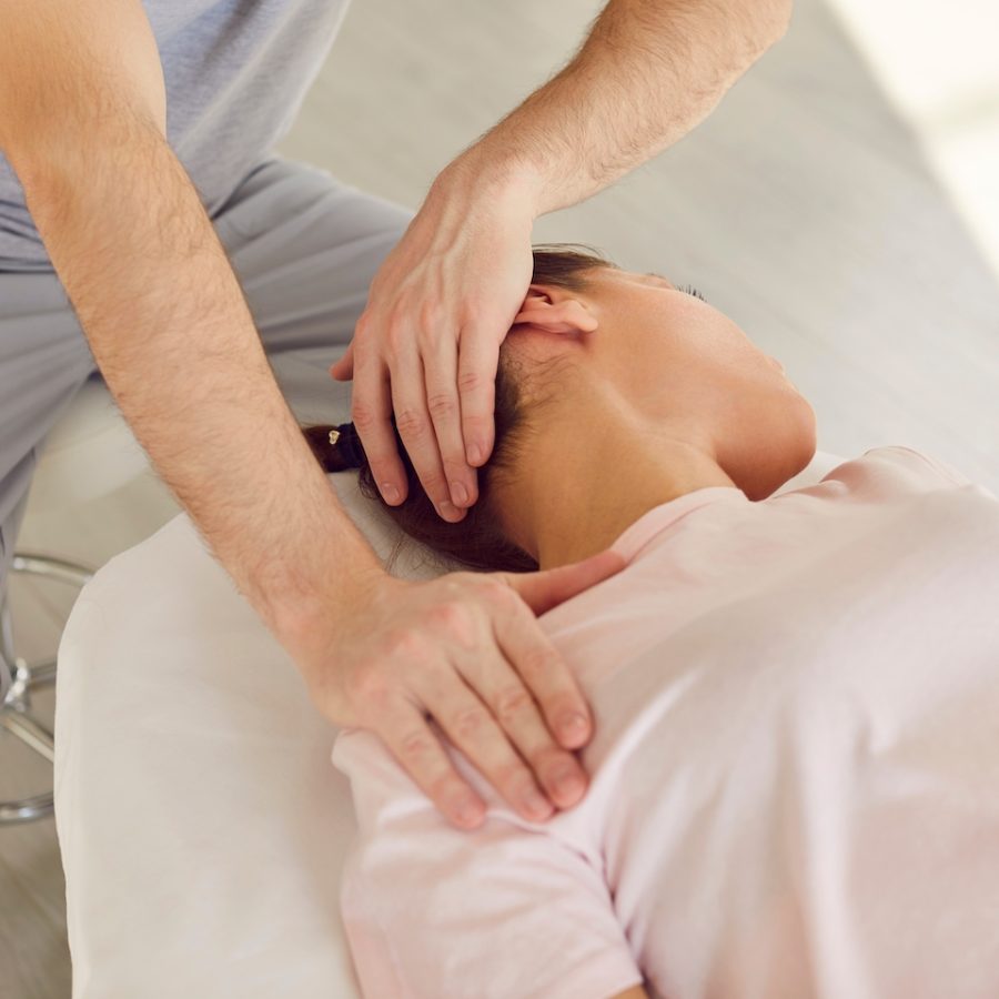 Qualified,Osteopath,,Chiropractor,Or,Manual,Therapist,Helping,A,Young,Female
