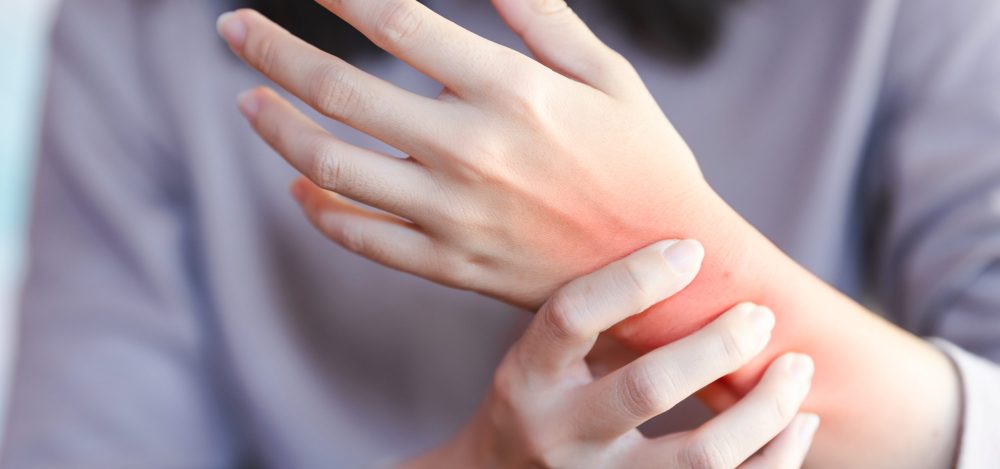 Women's wrist pain from using the hands to work repetitively for a long time or from general diseases of the body such as diabetes, thyroid gland, tumors around the wrist.